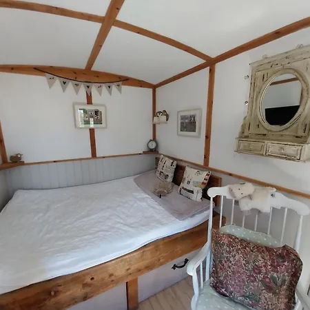 Meadowbeck - Shepherd Huts Campsite *