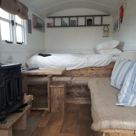Meadowbeck - Shepherd Huts Campsite